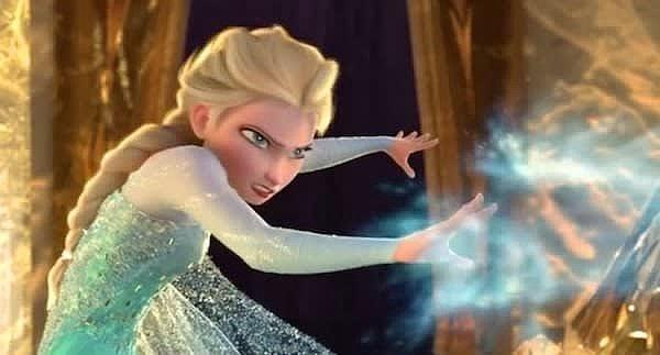 4. Frozen(Karlar Ülkesi)'da Elsa kötü bir karaktere dönüşüyor ve muhafızlara acı çektiriyor.