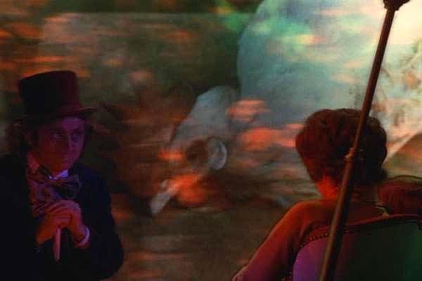 17. Ve son olarak, Willy Wonka & the Chocolate Factory (Willy Wonka ve Çikolata Fabrikası) filmindeki tünel sahnesinde bir tavuğun başının kesilmesi...
