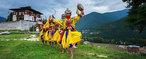 Bütün yasaklara ve katı kurallara rağmen, Bhutan halkı çok cana yakın ve mutlular. Son zamanlarda turistler de bu yalıtılmış ülke ile daha fazla ilgilenmeye başladı.