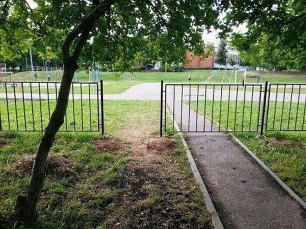 10. Те, кто строил дорогу, и те, кто строил забор, похоже вообще друг с другом не общались, а заодно и выкололи глаза.