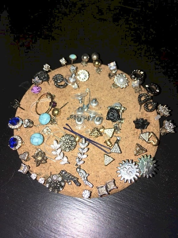 22. Пробковую подставку можно использовать в качестве органайзера для серег.