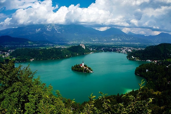 5. Какая из стран, ранее входивших в состав Югославии, сейчас самая маленькая по площади?