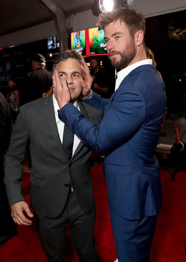 2. Крис Хемсворт любит пощипать Марка Руффало за щечки, ведь он точно не станет зеленым и злым