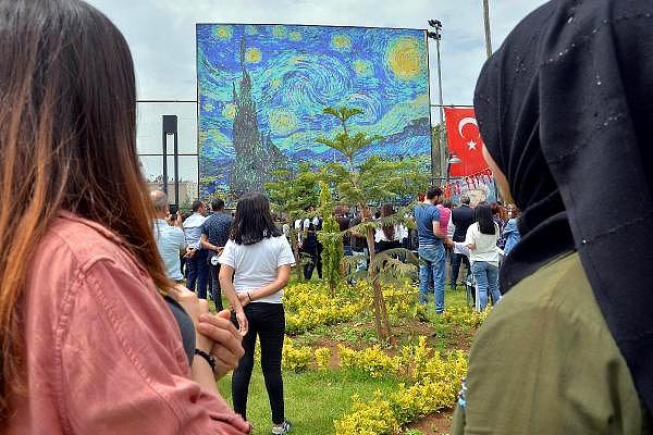 63 metrekarelik eser kent merkezindeki şair Ümit Yaşar Oğuzcan’ın adını taşıyan parkta sergileniyor.