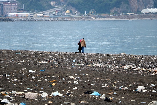 Orada Ne İşleri Var? Sahildeki Tıbbi Atıklar Tehlike Saçıyor