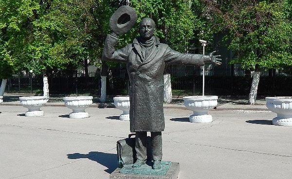 11. В каком российском городе есть памятник Юрию Деточкину?