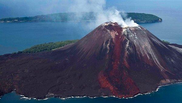 1. 1883 yılında Sumatra ve Malezya arasında bulunan Karakatau Adası’ndaki yanardağ patlaması insanlık tarihi boyunca kaydedilen en yüksek gürültüdür ve 4800 kilometre uzaktan duyulmuştur.