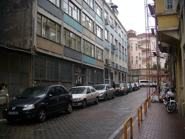 1. Film, Cihangir Güneşli Sokak'ta yer alan Selahattin Zeren Apartmanı'nda çekilmiştir.