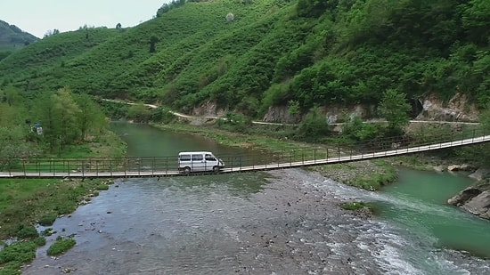 60 Yıllık Asma Köprüden Geçerek Köylerine Ulaşıyorlar: 'Devletten Yardım Bekliyoruz'