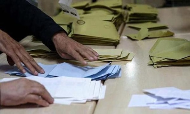 YSK'nın kararı, sandık kurulu başkan ve üyelerinin kanunun açık hükmüne rağmen kamu görevlisi olmaması nedeniyle aldığı öğrenildi.