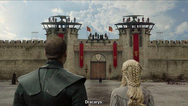 Gelelim son sahneye... Missandei'nin 'dracarys' diyerek göçmesi güzel bir detaydı. Anladığımız kadarıyla gelecek bölüm Daenerys son ejderhasıyla her yere ateş salacak.