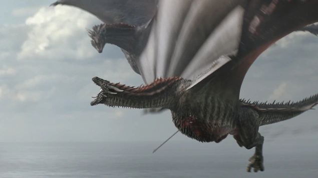 Veee geçen bölüm Viserion'un suratını 'çizen', Night King'in bile vuramadığı Rhaegal iki üç okla vurulduğu gibi denize boyluyor. Bravo....