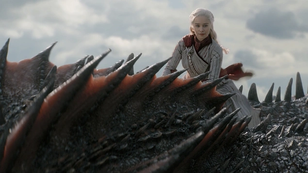 Şimdi gelelim en vahim sahnelerinden birine... Gördüğünüz gibi Daenerys, gökteki bir toz bulutu edasıyla sırıta sırıta süzülüyor.
