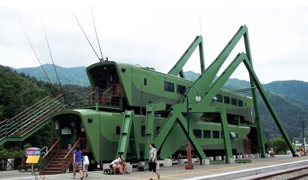 34. Милое кафе в виде кузнечика