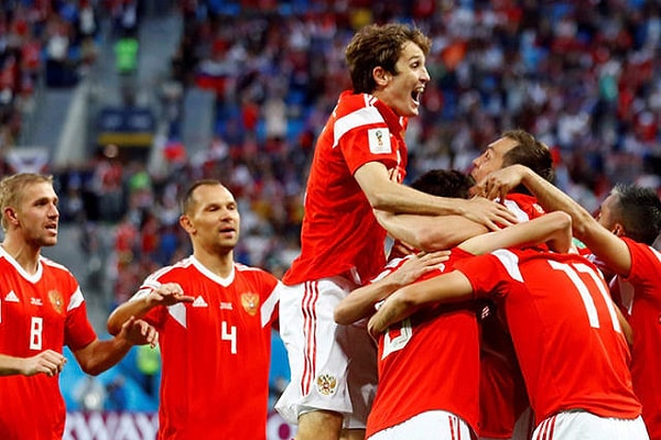 10. Какой игрок сборной России стал автором первого гола в 2018 году?