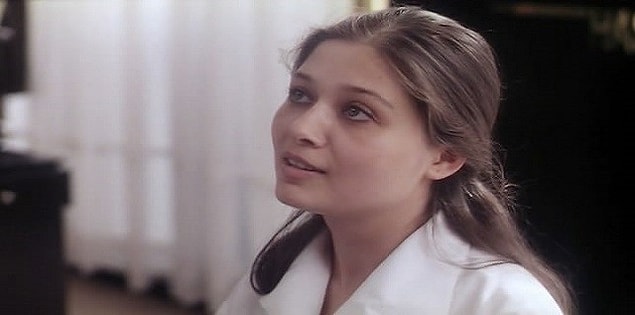 Filmde Nurgül Yeşilçay'ı, hastane sahnesinde birkaç saniye görmüştük ama o henüz bu kadar meşhur olmamıştı. Çünkü henüz kısa rollerde oynayan bir oyuncuydu.