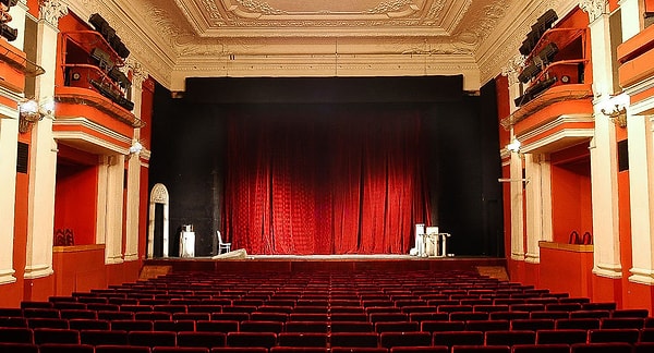 6. На каком этаже в театре находится партер?