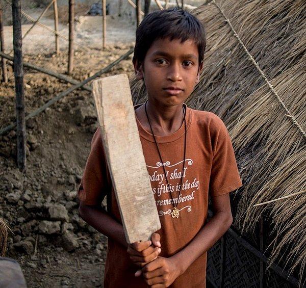 12. Bu fotoğrafta gördüğünüz çocuk ise Hindistan'da yaşıyor ve en sevdiği oyuncağı elleriyle yaptığı kriket sopası.