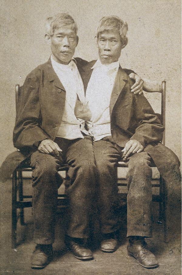 1811 - "Siyam ikizleri" diye anılacak olan Chang Bunker ve Eng Bunker kardeşler doğdu.