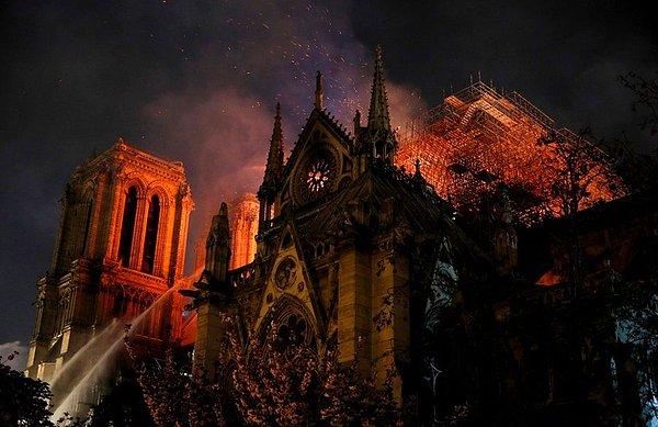 3. Bu fotoğraf Notre Dame yangını sırasında çekildi. Üzücü ama bir sanat eseri gibi görünüyor.