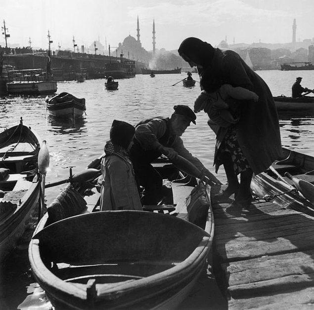 Kayık taksisi ile yolcu taşıyan küçük tekneler, İstanbul, 1945.