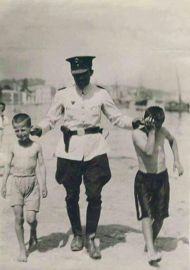 Karaköy'de denize girmeye teşebbüs ettikleri için polis amcaları tarafından yakalanan çocuklar, İstanbul, 1940.