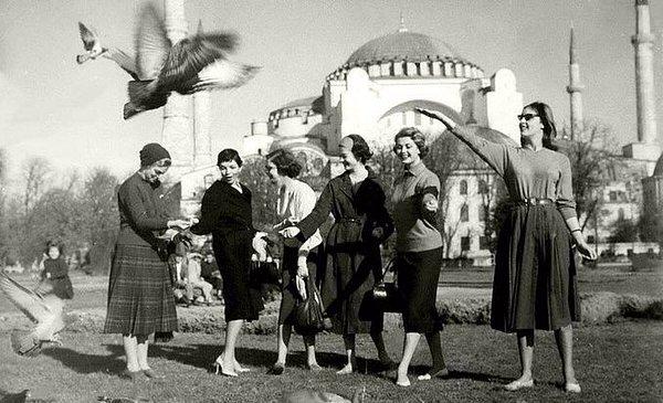 14. Güvercinlere yem veren kadınlar, İstanbul, 1950.