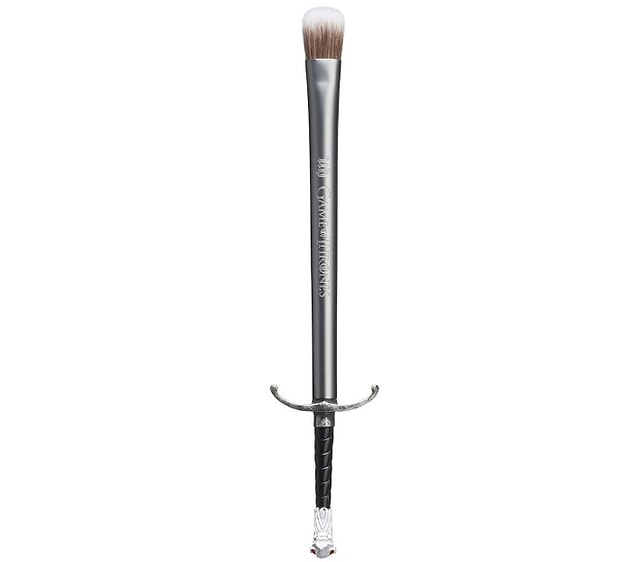 İstersen Jon Snow’un Longclaw kılıcından ilham alınarak tasarlanan bu özel far fırçasıyla,