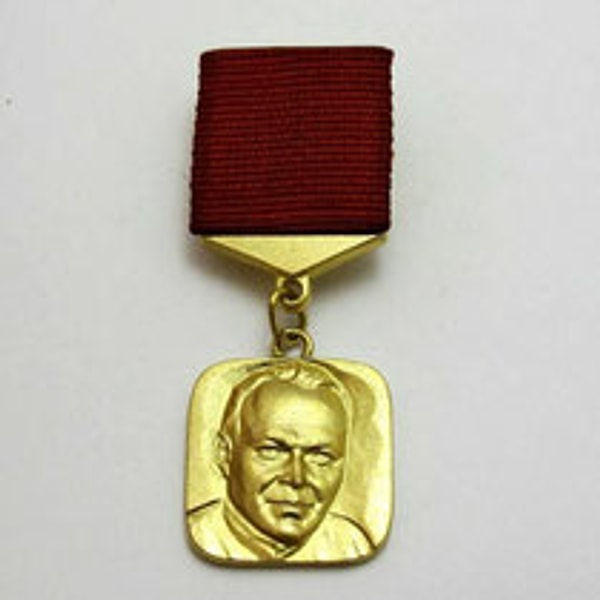 11. На этот вопрос ответит только совесткий человек! Кто изображен на этом знаке?