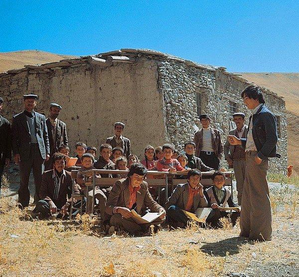 27. Hakkari'ye bağlı bir köy ilkokulu, 1969.
