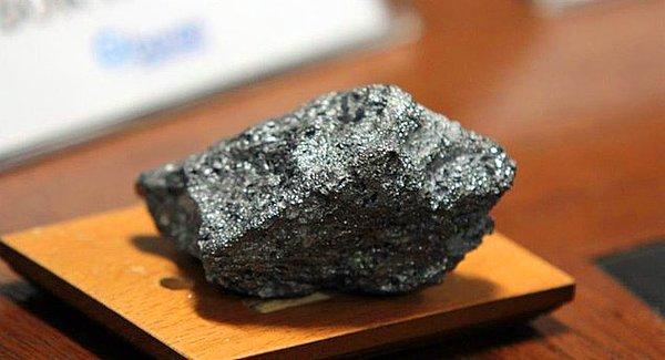 Çin'de, Xiamen Üniversitesi'nde yapılan bir çalışmayla ısı ve elektriği en iyi ileten malzeme olarak kabul edilen ve çelikten bile 200 kat daha güçlü olan grafenden daha güçlü ve esnek bir madde ürettiler.