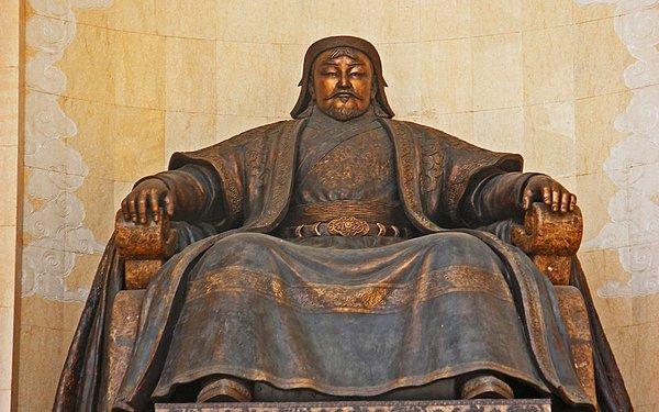 6. Moğol lideri Cengiz Han kimsenin resmini çizmesine, görüntüsünün heykelini yapmasına hatta bir benzerinin bozuk paralara basılmasına bile izin vermemiştir. Ona ait ilk görüntüler, ölümünden sonra ortaya çıkmıştır.