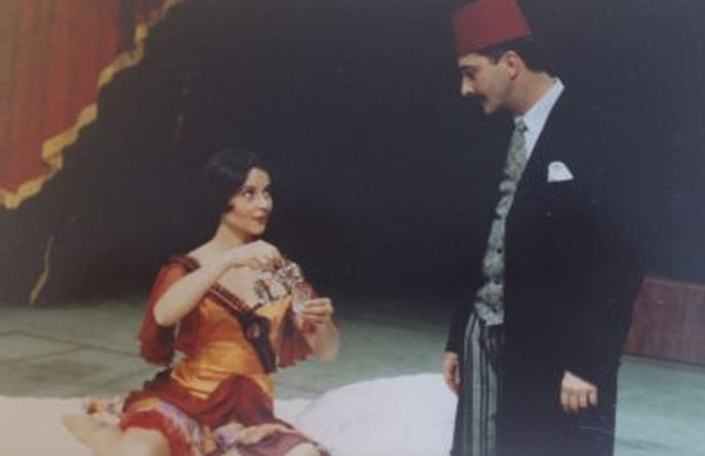 Ama dediğimiz gibi asıl aşk tiyatroda, hakikat o sahne tozunu yutmakta!