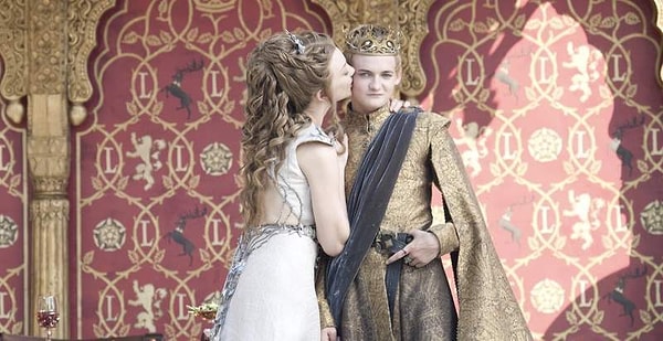 9. Из какого сезона эти "счастливые" молодожены?