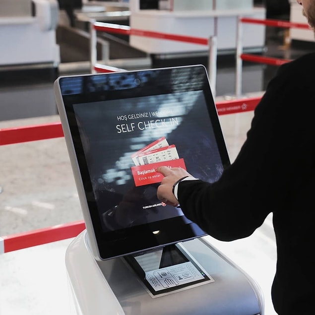 7. Havalimanında bulunan self check-in kioskları ile biletleme işlemlerinizi kendiniz yaparak zaman kazanabilirsiniz.