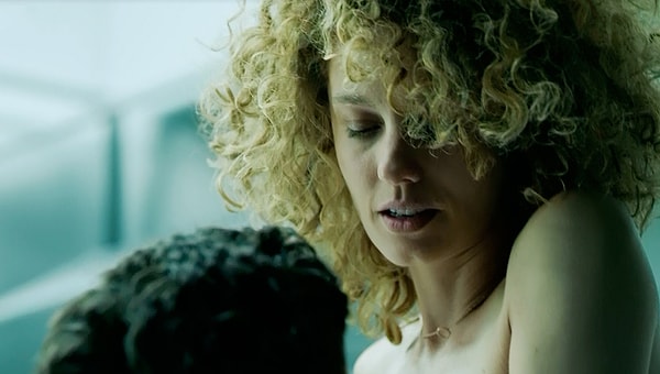 7. Как зовут этого персонажа сериала "Бумажный дом"?