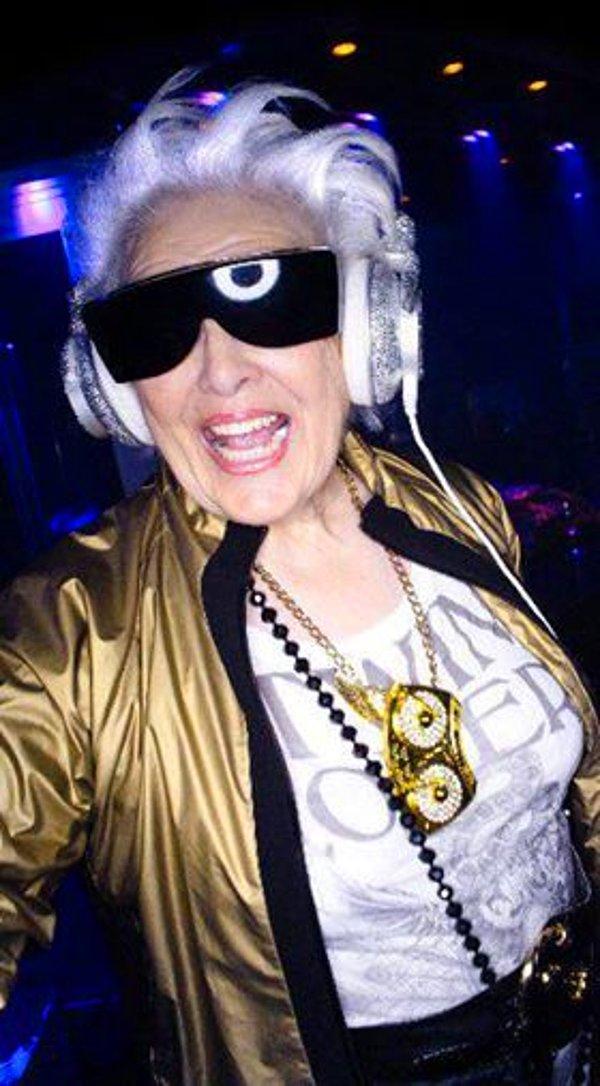 7. Yıllara meydan okuyan çılgın bir DJ daha! 68 yaşındaki Ruth Flowers neredeyse dünyanın her yerinde çalmış bir DJ