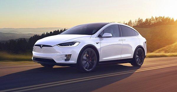 Açık ara en güvenli SUV olarak bilinen Tesla Model X'in en belirgin özelliklerinden biri otomatik pilot özelliği...