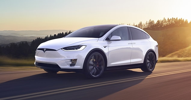 Açık ara en güvenli SUV olarak bilinen Tesla Model X'in en belirgin özelliklerinden biri otomatik pilot özelliği...