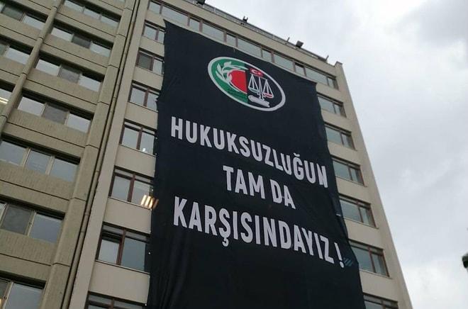 Ankara Barosu'ndan Karşı Binadaki YSK'ya Pankartlı Mesaj: 'Hukuksuzluğun Tam Karşısındayız'