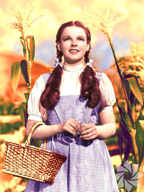 4. Judy Garland Oz Büyücüsü filminde bu tatlı küçük elbise ile hatırlanıyor. (1939)