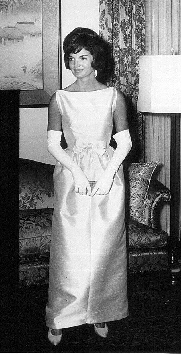 11. Jacqueline Kennedy, John F. Kennedy'nin yeni başkanlık görevine gelişini kutlamak amacıyla verilen yemekte. (1961)