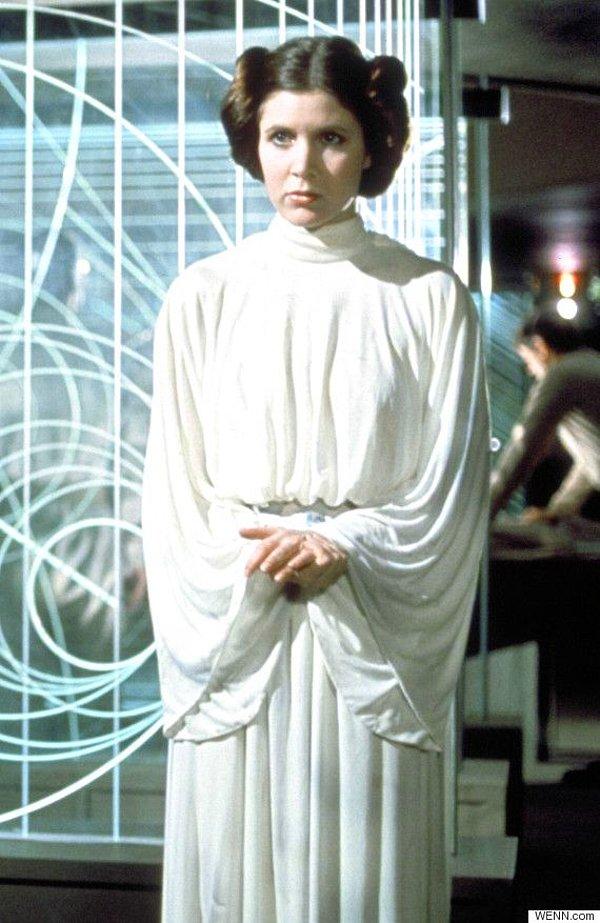 20. Unutulmaz film Star Wars'un oyuncusu Carrie Fisher, bu elbisesi ile akıllarda kaldı. (1977)