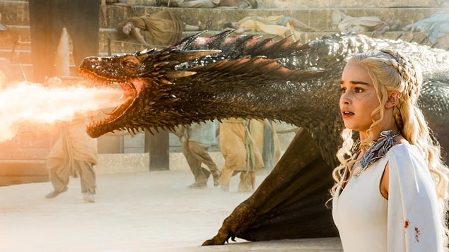 Bazı seyirciler, ortada görünmeyen Drogon’un yumurtladığı ve bebek ejderhaların olduğu fikrine inanıyor!