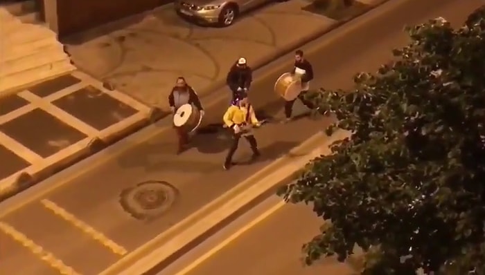 Elektro Gitarla Ramazan Davulcularına Eşlik Eden Gençler, Vatandaşları Sahura Kaldırıyor!