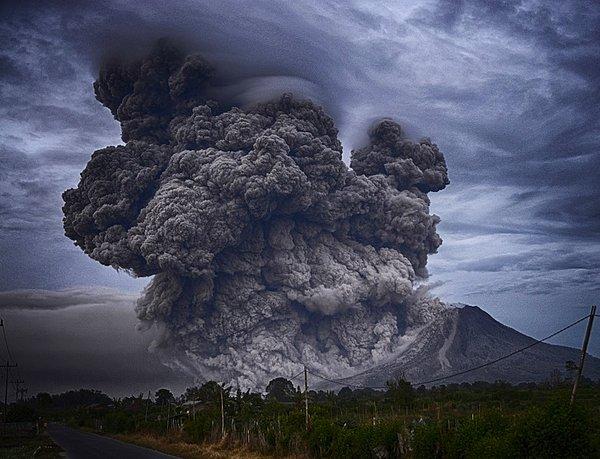 18. Sinabung Yanardağı ve çıkardığı kül bulutlarına bir bakın...
