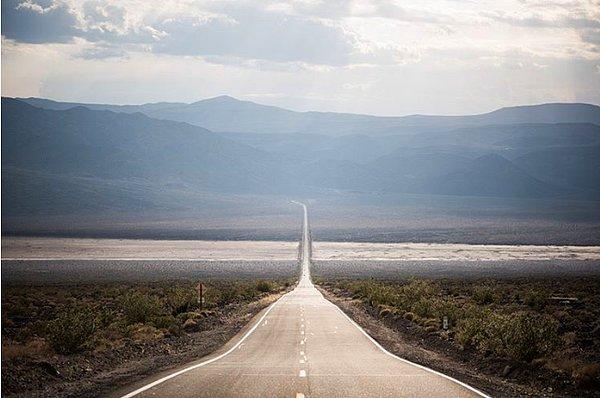 7. Kaliforniya'daki Ölüm Vadisi Milli Parkı boyunca uzanan sonsuzluk yolunun manzarası.