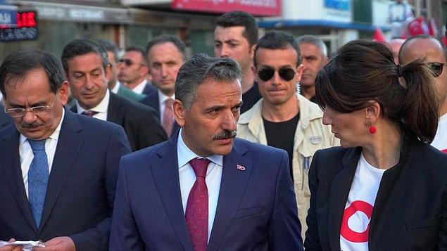 Samsun Valisi Osman Kaymak ve Koç Holding Kurumsal İletişim ve Dış İlişkiler Direktörü Oya Ünlü Kızıl da yürüyüşe öncülük eden isimlerden.