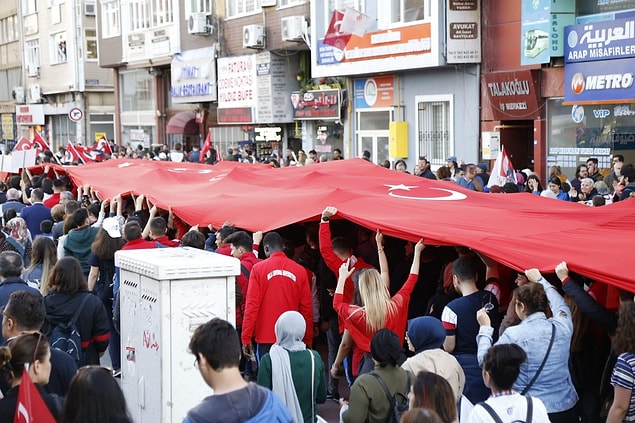 Yürüyüş alanı oldukça kalabalık. Samsun halkı ve gençlerden yürüyüşe yoğun ilgi var.