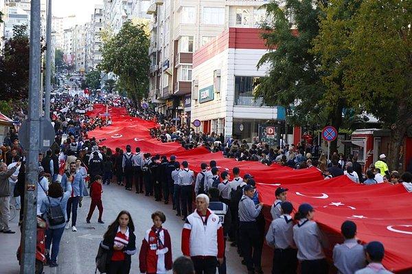 19:03 itibari ile 1919 Metrelik Türk Bayrağı İstiklal Caddesi boyunca tüm halkın omuzlarında taşınıyor.